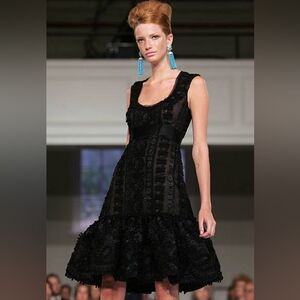 □$4,300 OSCAR DE LA RENTA SILK BEAD LACE RUNWAY DRESS US S